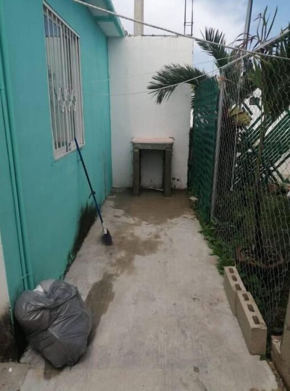 Lavadero y zona exterior trasera de la casa.