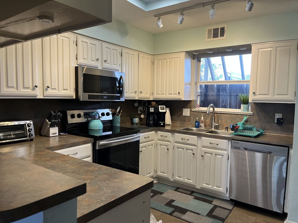 Kitchen with coffee/ tea station, fully equipped