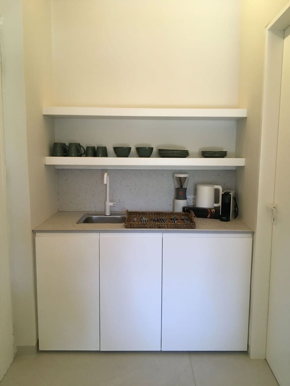 KITCHENETTE WITH COFFEE FACILITIES