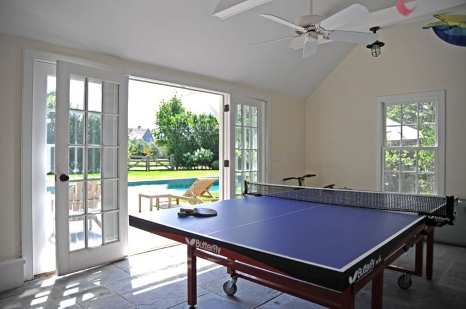 Pool House with Bathroom and game area