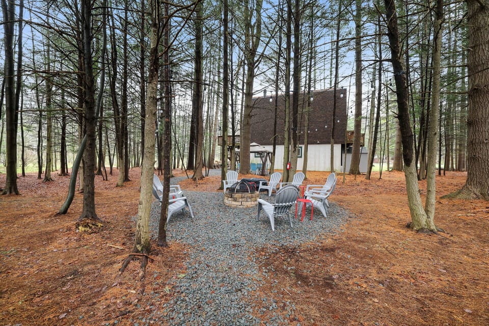 Secluded property with lighted fire pit, creek, horse shoes...