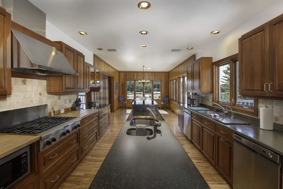 Chefs Kitchen, Service for 20, an entertainers dream.