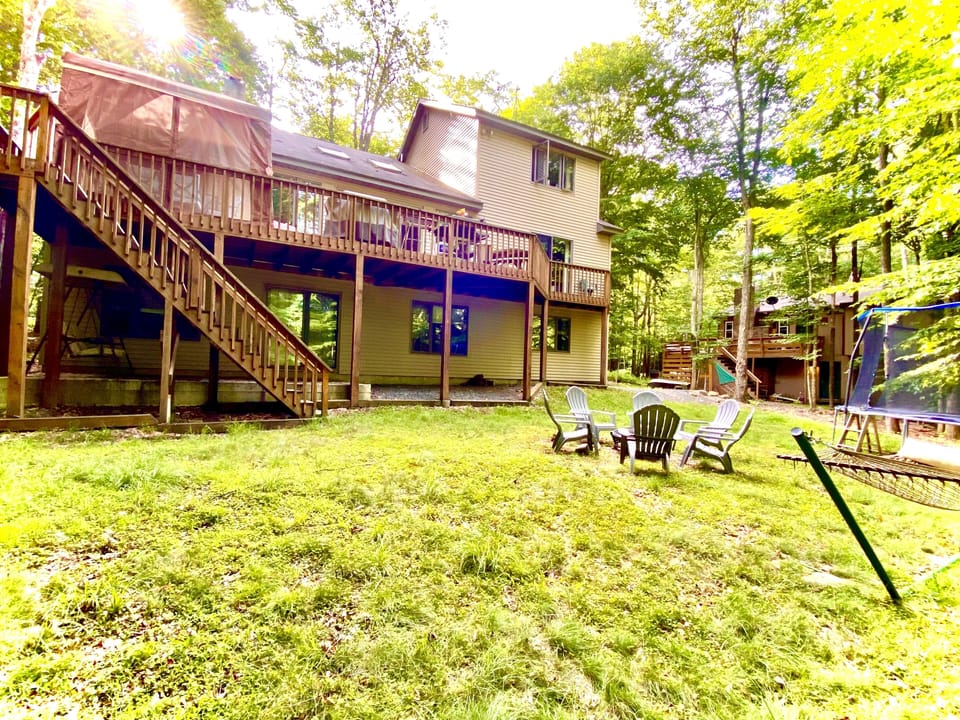 Large backyard, fire pit, hammock, swings and jungle obstacle coarse for kids