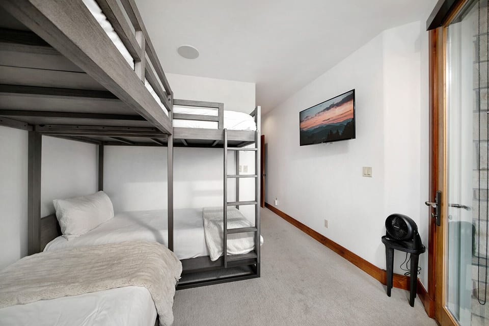 Bedroom - Aspen Ridge 16 - Vivid Vacation Rentals Telluride - Bedroom - Aspen Ridge 16 - Vivid Vacation Rentals Telluride