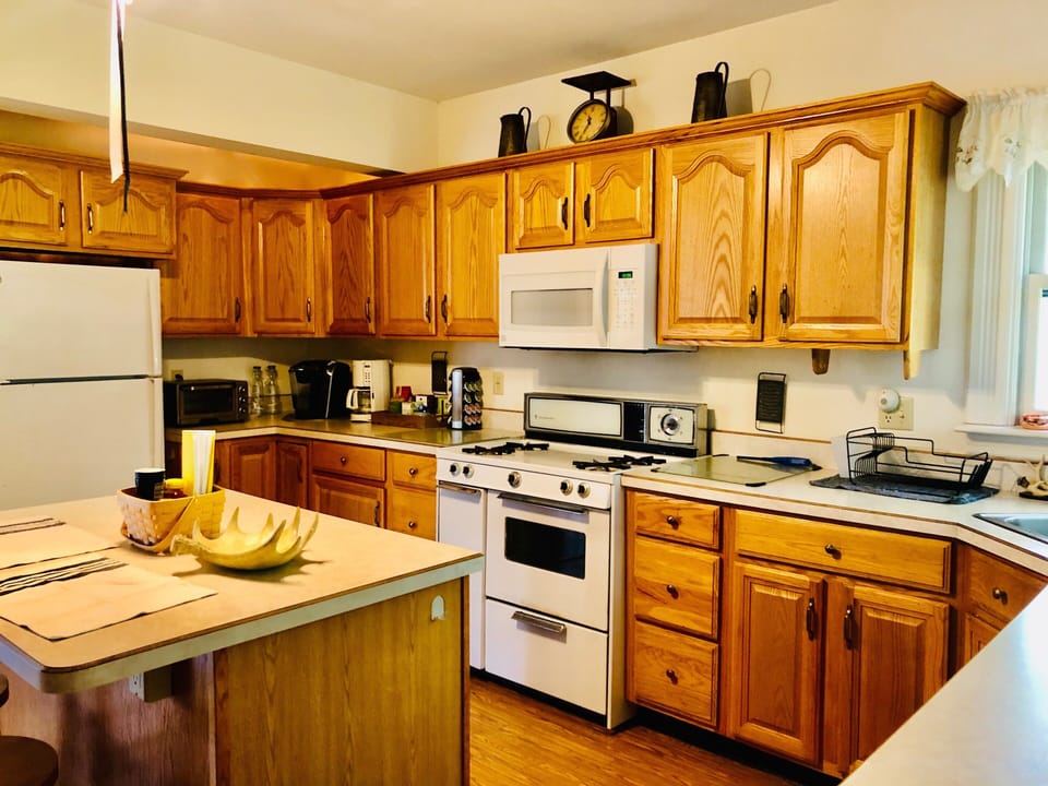 Fully equipped kitchen- Stove, microwave, coffeemaker & Keurig, & dishwasher 
