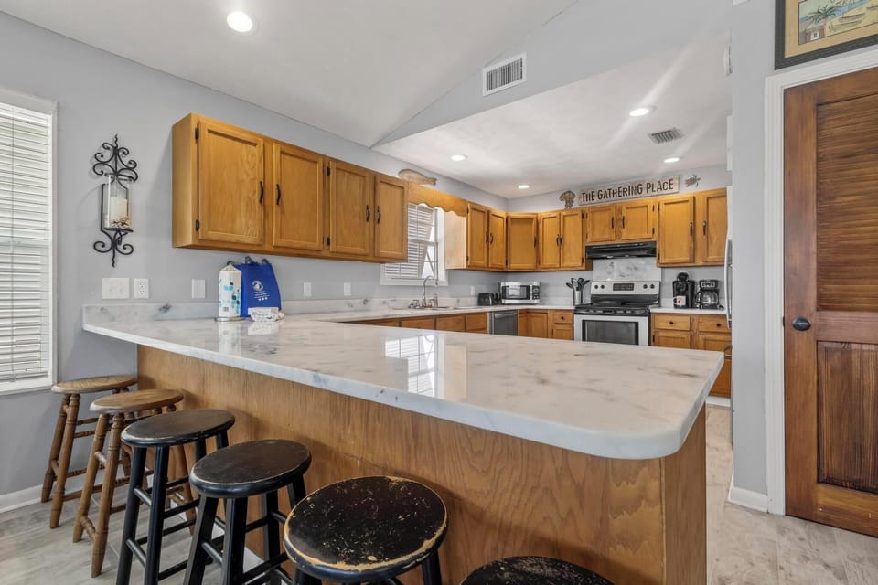 Breakfast bar and kitchen