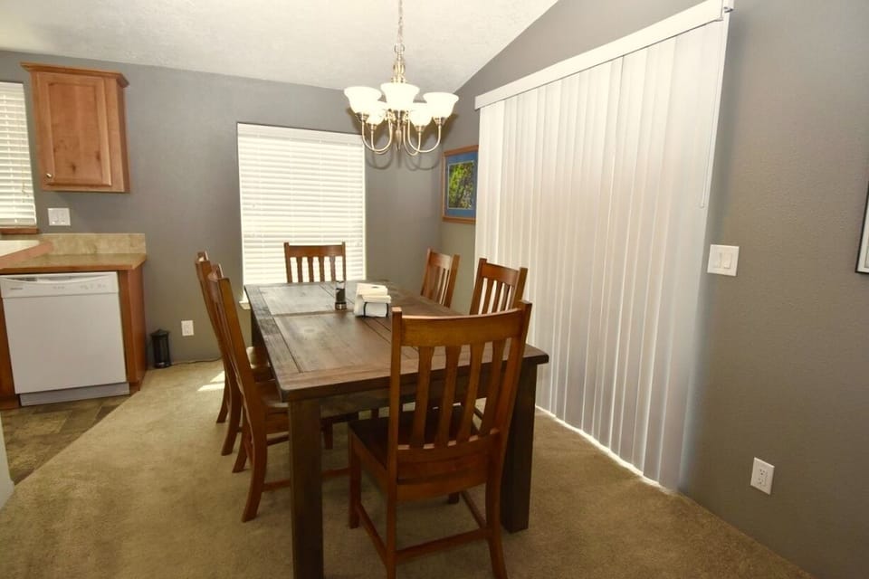 Dining area seats 6 people