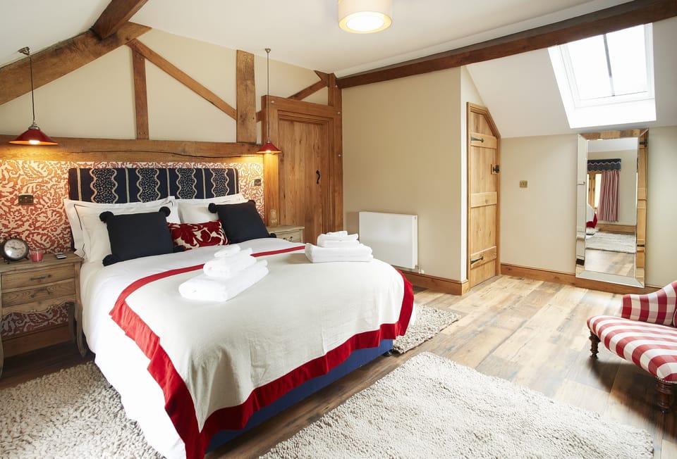 First floor: Master bedroom with 5' king-size bed and en-suite bathroom