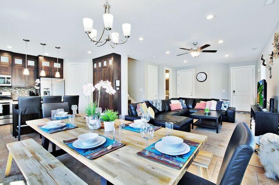 432 Dining Area with Seating for 8