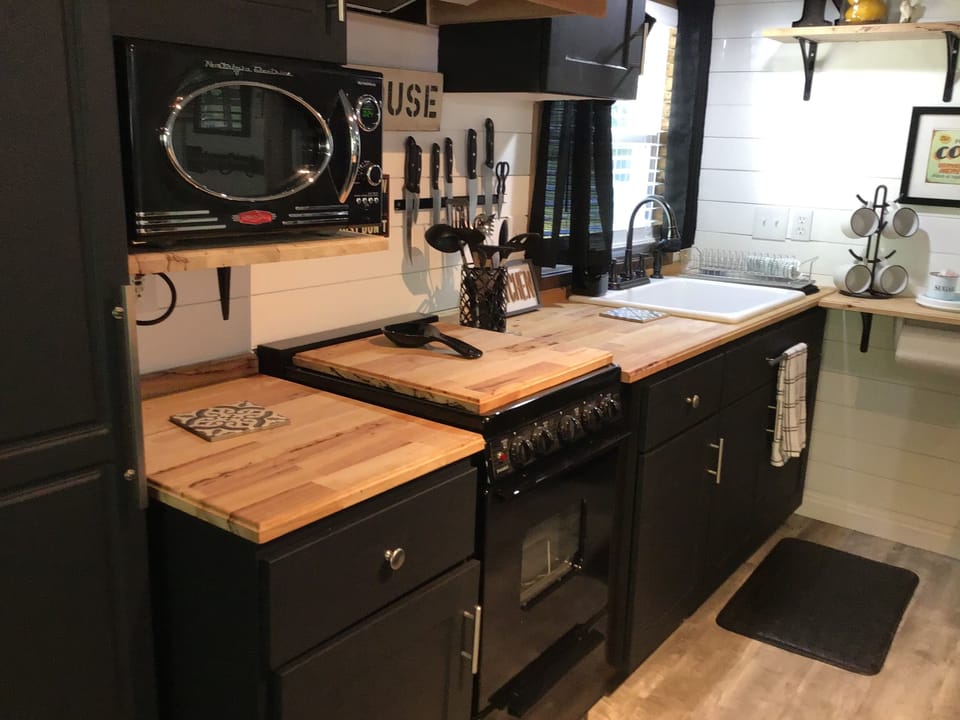 Adorable kitchen,everything you need to cook a great meal,retro appliances 