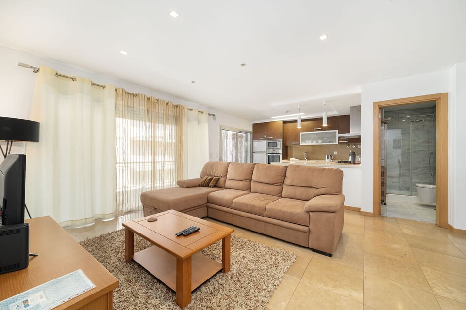 Holiday Apartment with shared pool, located about 10 minutes walk from São Martinho do Porto beach, 3 bedrooms, 3 bathrooms, equipped kitchen, wi-fi and satellite channels.