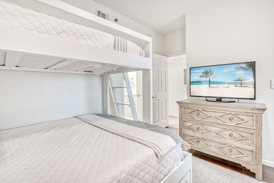 Bunk Room - Access to Guest Bathroom