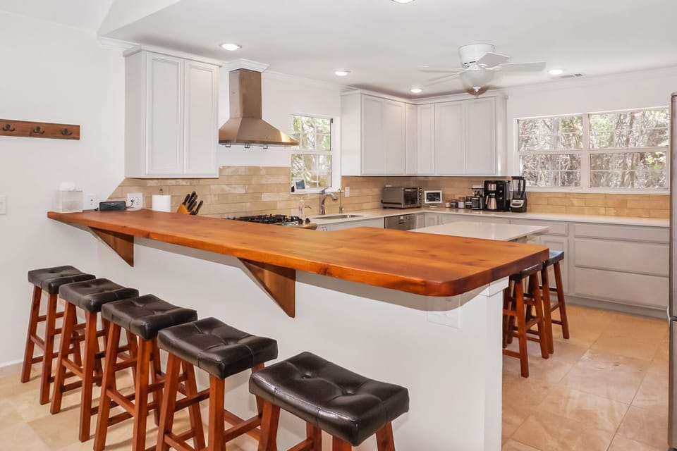 Kitchen bar area
