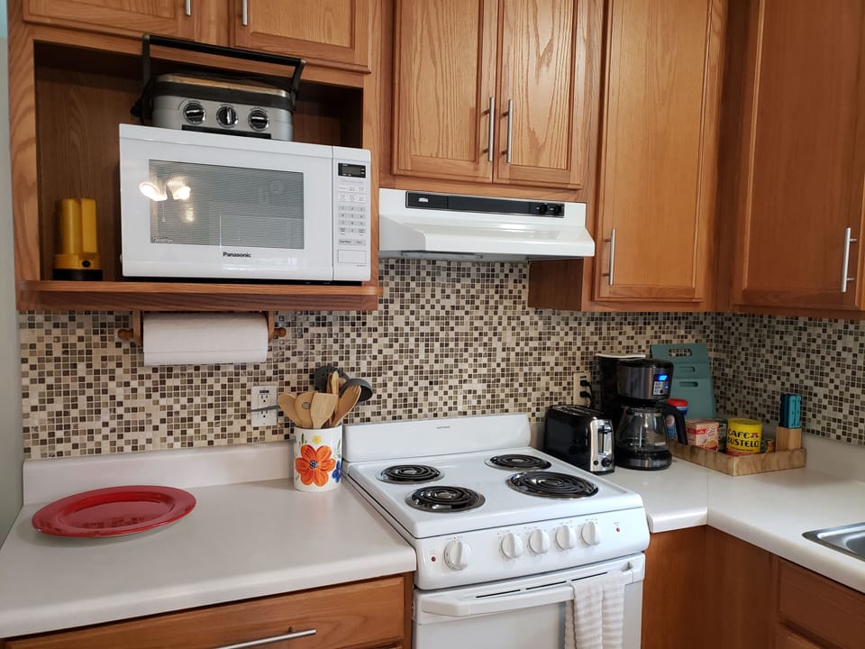 Full kitchen, no dishwasher