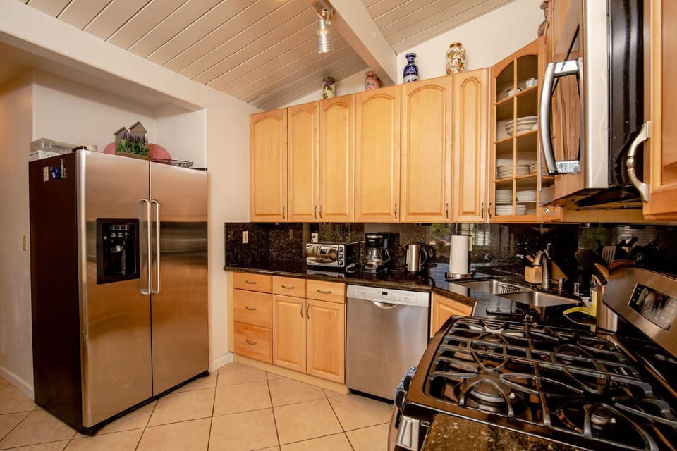 Nice Fully furnished Kitchen with Stainless appliances and granite counters and backsplash.