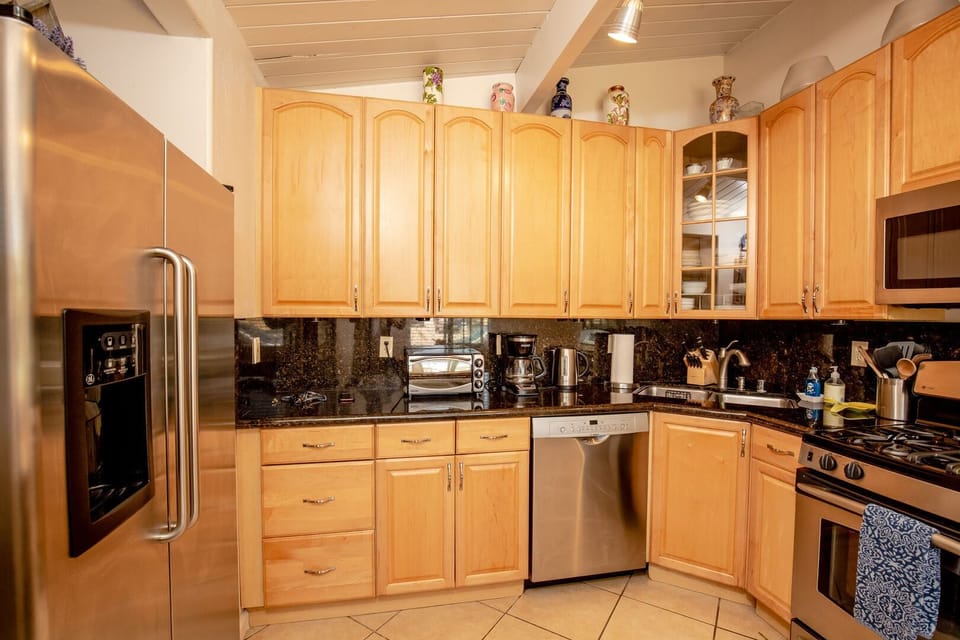 Nice Fully furnished Kitchen with Stainless appliances and granite counters and backsplash.