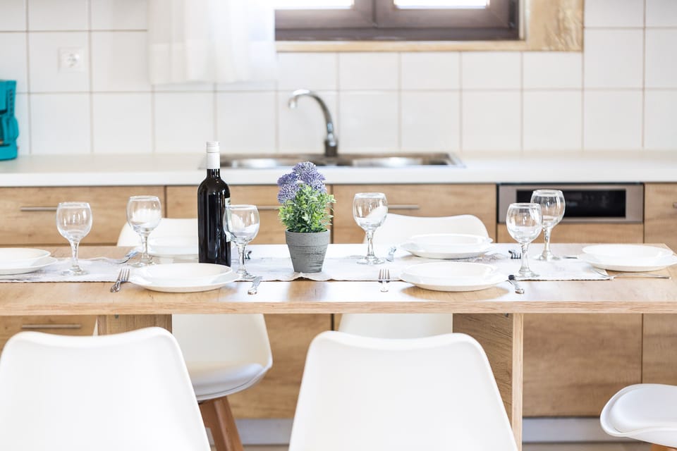 Settings for culinary moments.