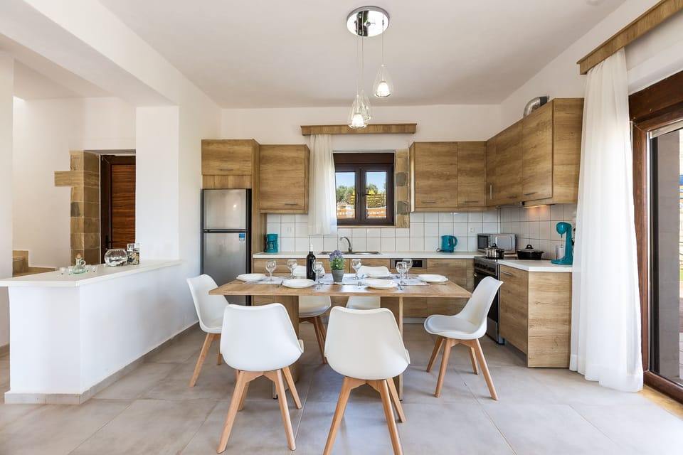 An aspect for the amazing kitchen and dinning area.