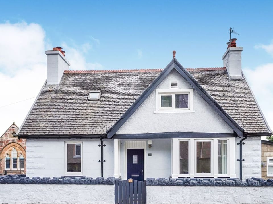 Front view of Seacot Cottage from the High Street