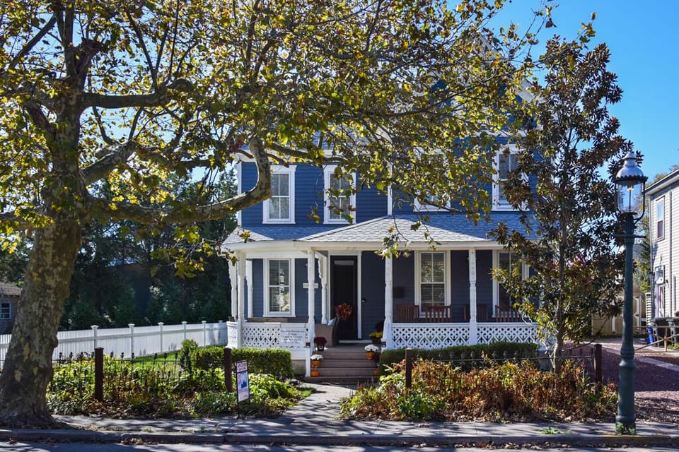 Pocket on Perry centrally located, 5-6 minute walk to beach and mall area