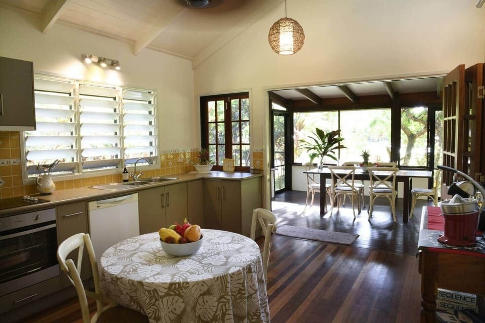 Lillypads Yellow Cottage - Well equipped Kitchen.