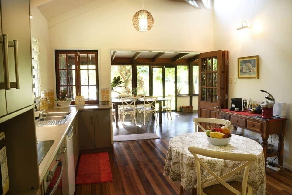Lillypads Yellow Cottage - Kitchen to screened verandah.