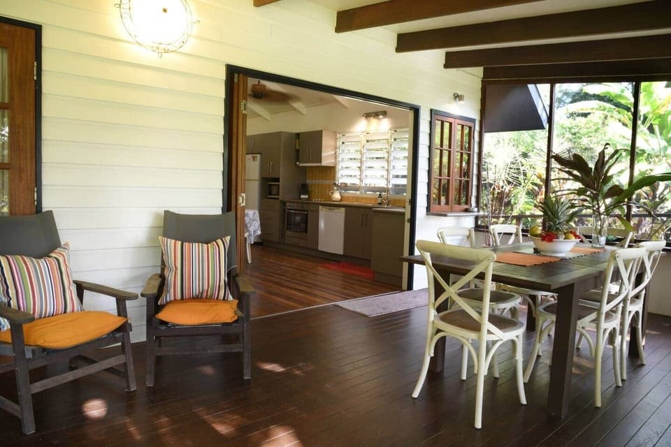 Lillypads Yellow Cottage - Fully screened verandah. Great spot to catch up on your reading or gaze out onto the gardens and lily lagoon.