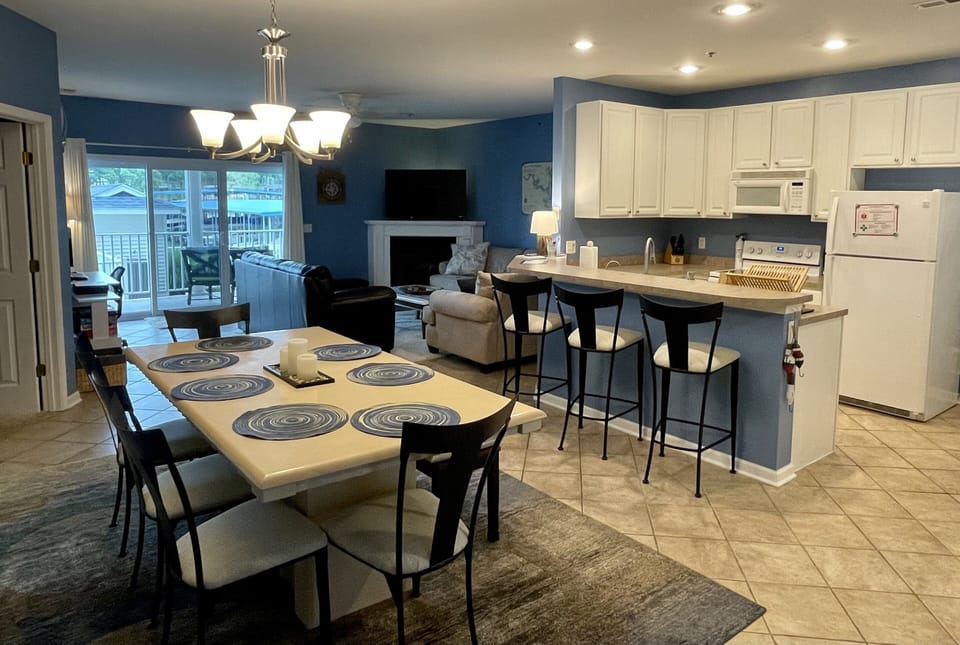 Seating for 10 makes it easy for your family and friends to come together.