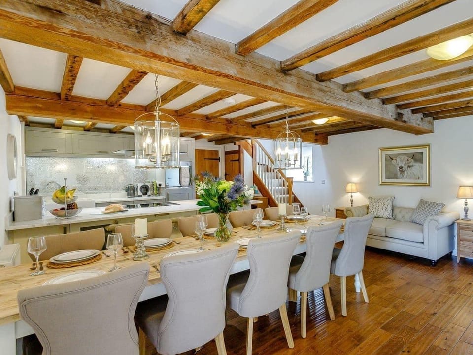 Open plan kitchen/dining area