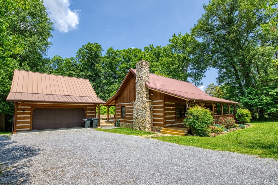 Pet Friendly Pigeon Forge Cabin "4 Paws Lodge" - Parking area