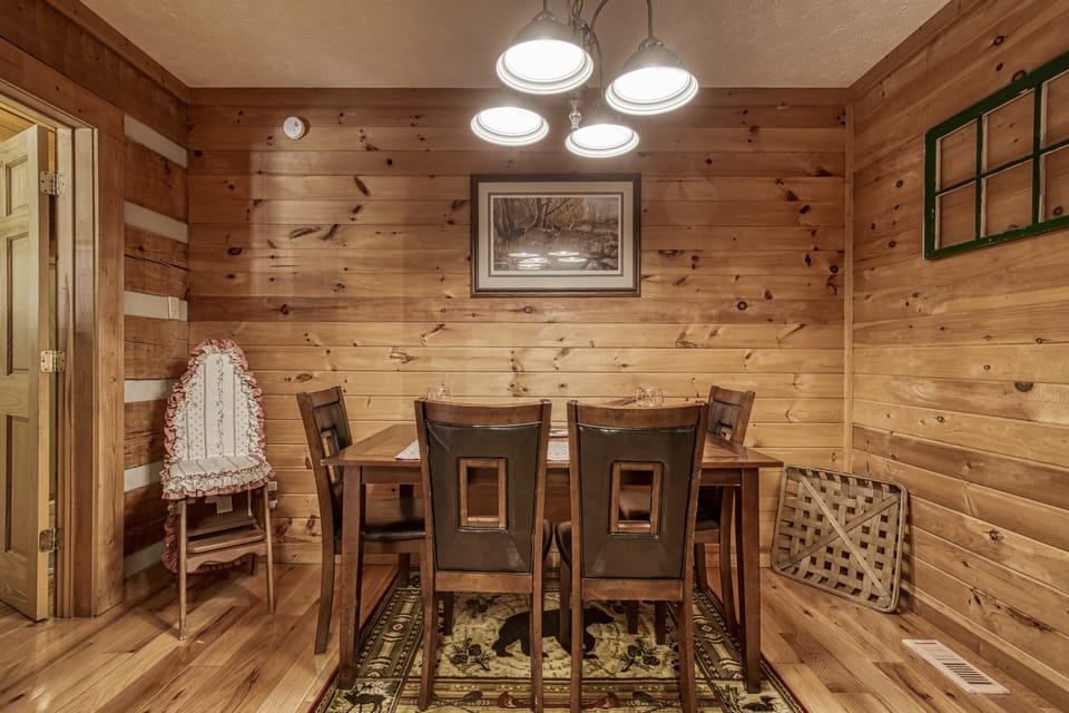Pet Friendly Cabin in Wears Valley "4 Paws Lodge" - Dining room