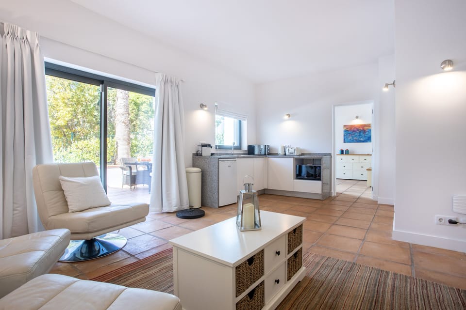 Light and bright bedroom suite with kitchen, patio, ensuite bathroom. 