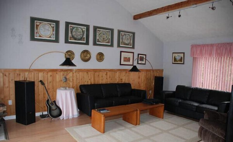 A very large living room complete with audio visual equipment.