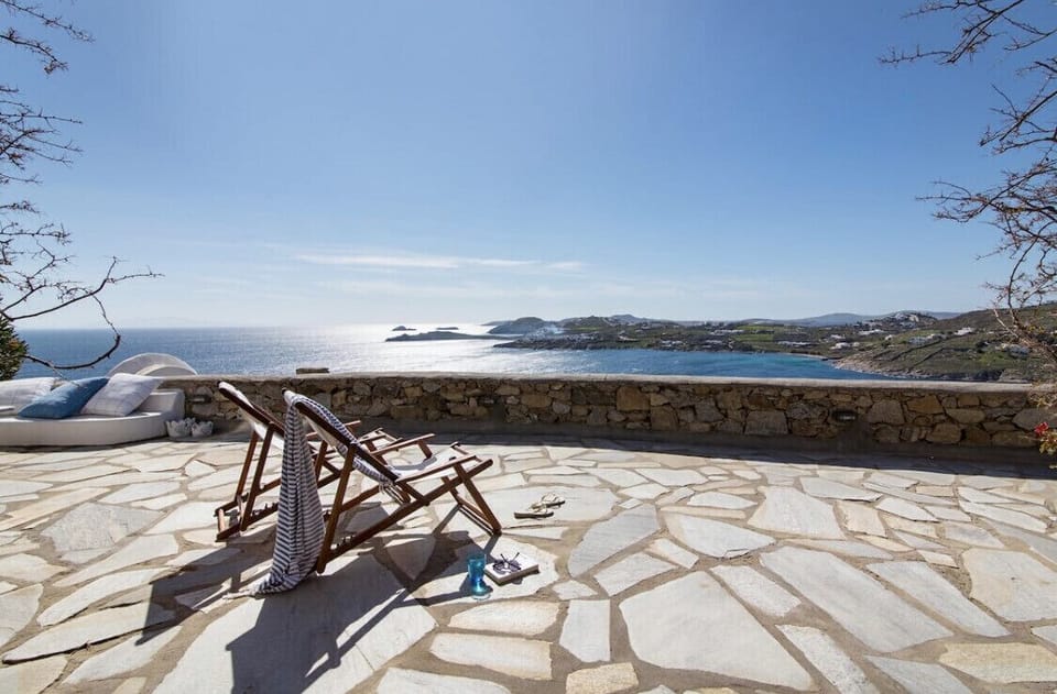 The seafront lounge 