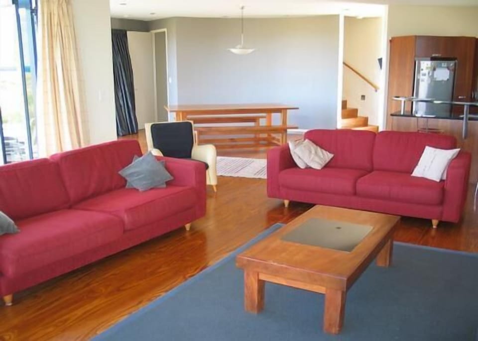 Lounge/Dining Area
