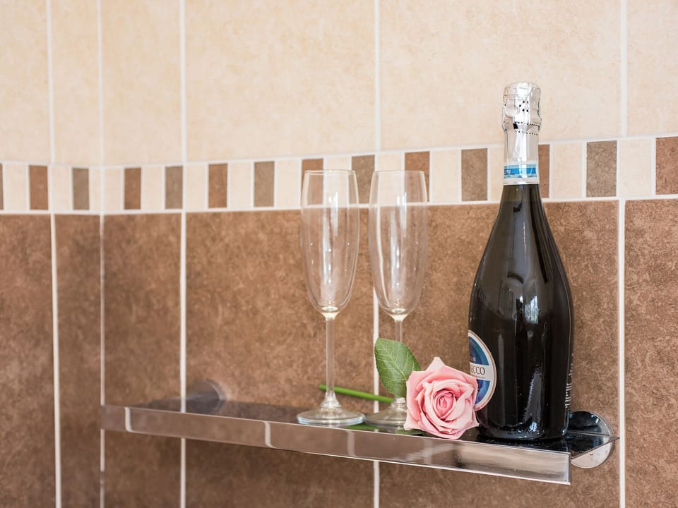 Ideal bathroom in which to relax and enjoy a glass of fizz | The Coach House, Fremington, near Richmond