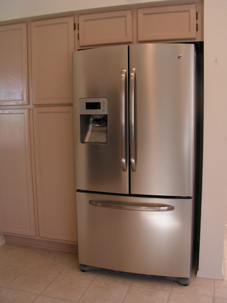 SS French-door refr w/ thru-the-door crushed or cubed ice, and water filtration.