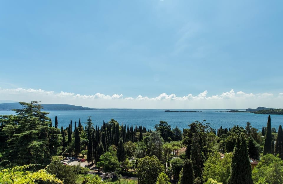 Lake-view apartment Alloro Apartment in Lake Garda