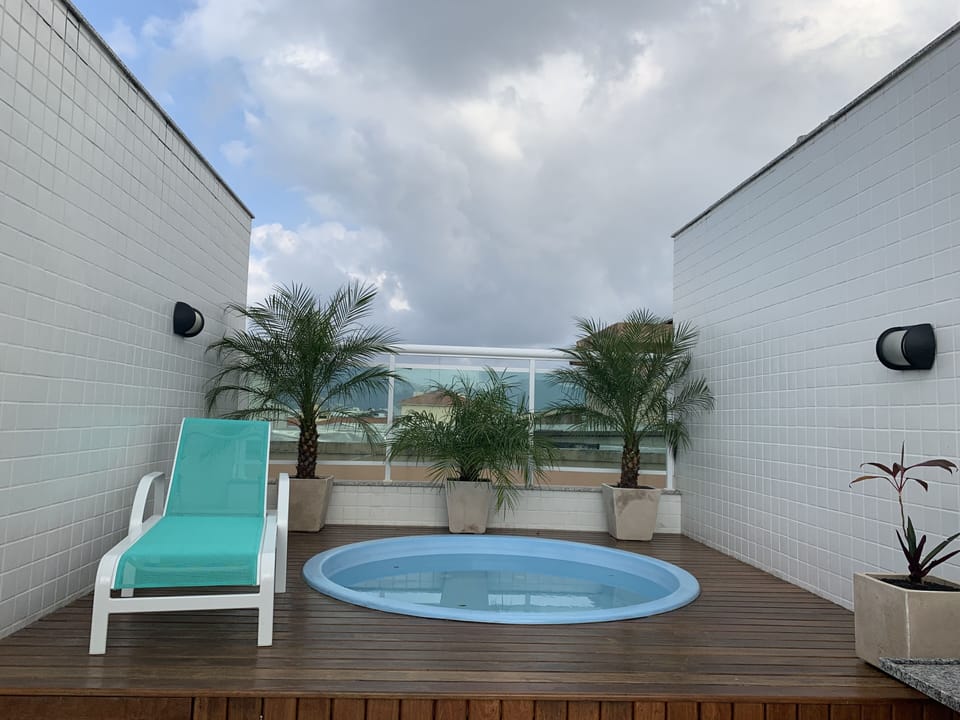 jacuzzi 2nd level with sun beds x 2 