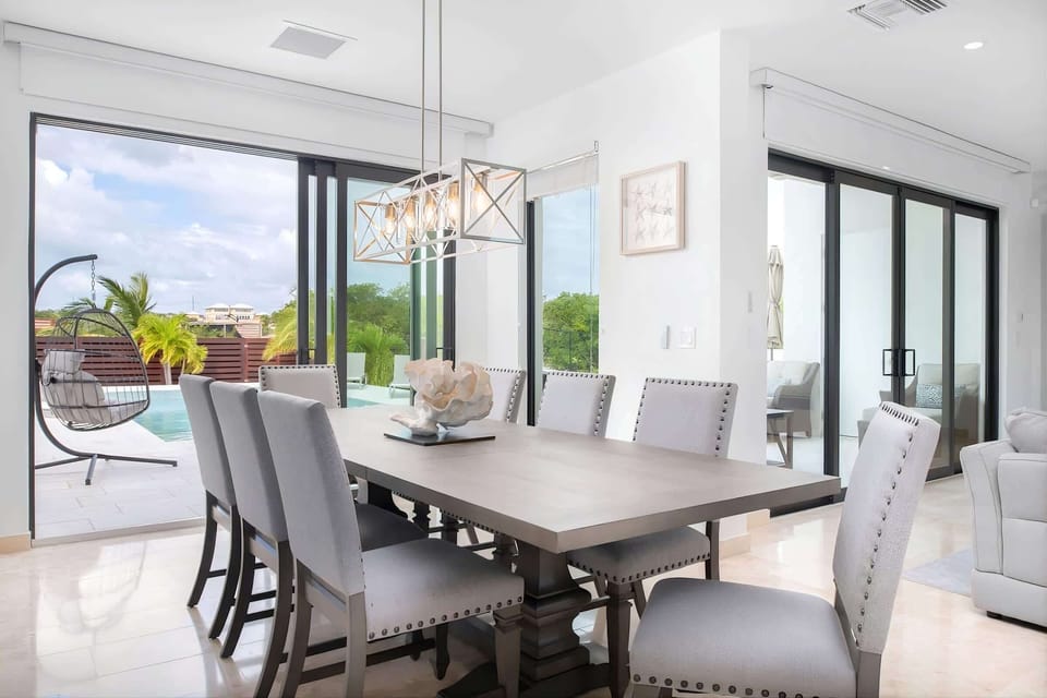 Elegant dining table with direct access to the pool.