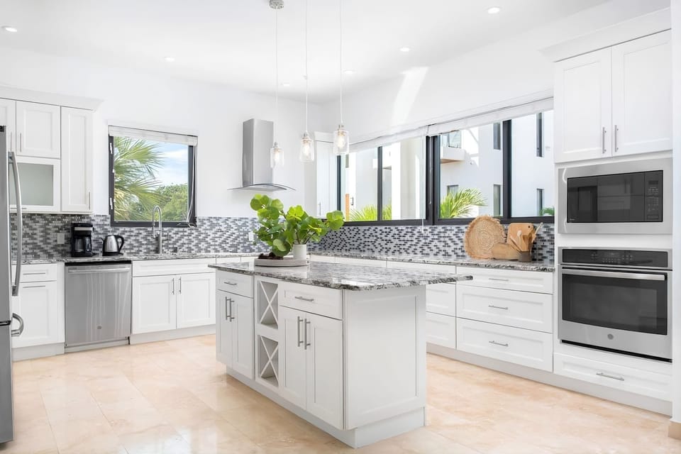 Fully equipped kitchen with a chef’s center island, perfect for preparing meals.