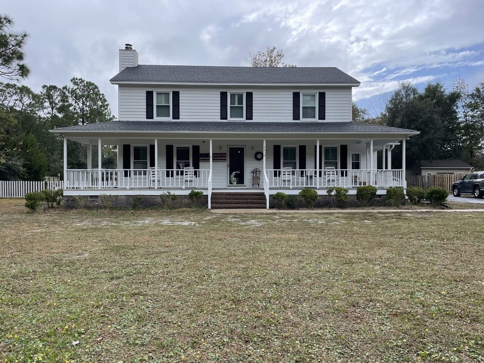  .5 acre yard , shared driveway with garage apartment ,1.7 m Trails Ends Marina 