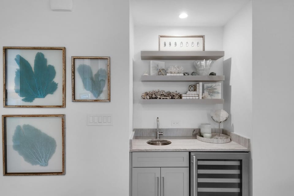 Wet bar w/wine cooler