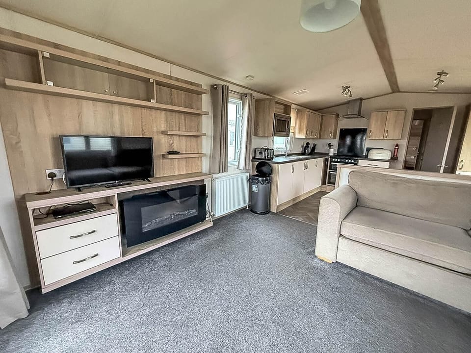 The living room in the holiday home is a peaceful spot to unwind with a cup of tea.