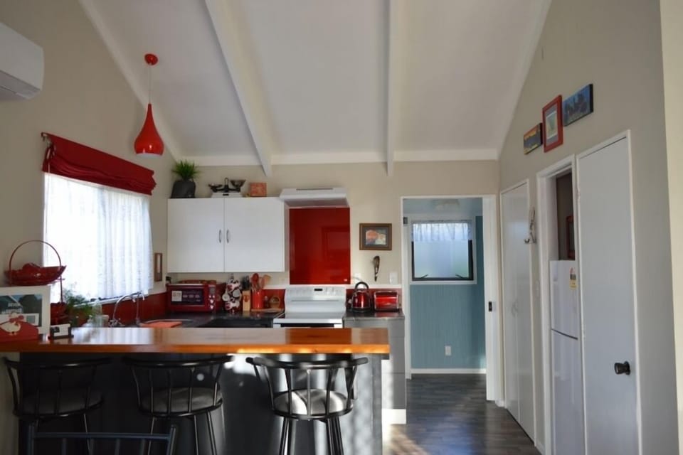 Breakfast bar and kitchen