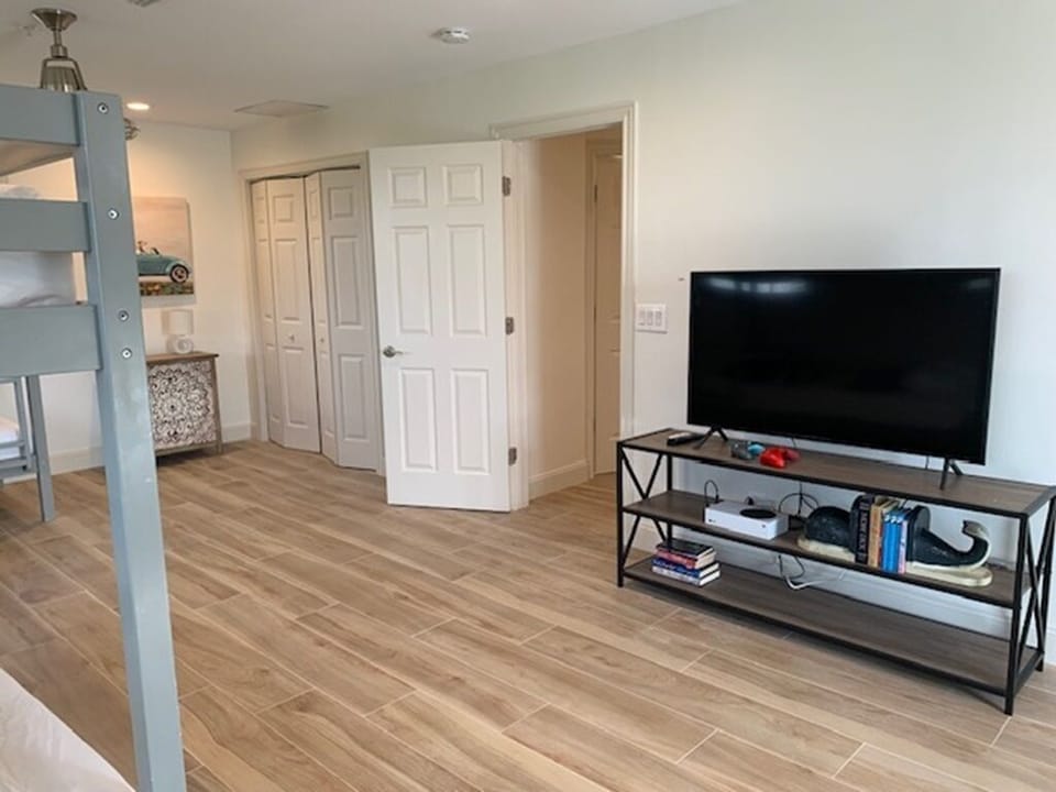 Kids bunkroom, comes with 65 inch smart TV and an XBox with 2 controller's 