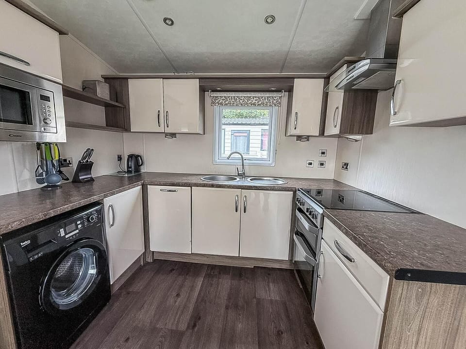 Broadlands Sands Holiday Park combines the charm of caravan holidays with the practicality of a comfortable kitchen area, making it a great base for exploring Lowestoft beach Suffolk and other things to do in Suffolk.