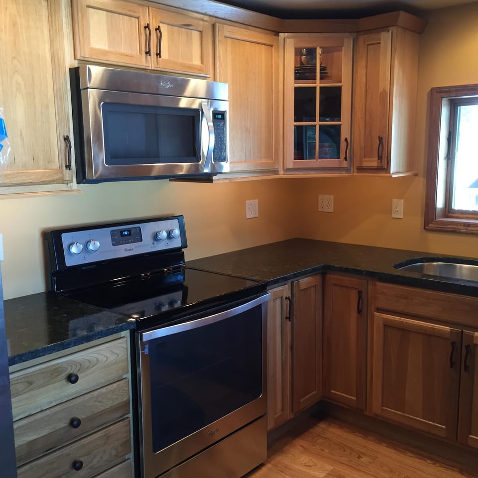 Kitchen w/ granite counters
