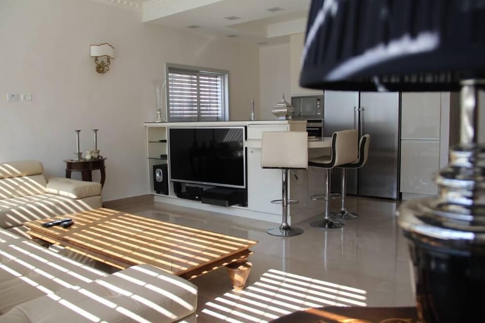 LARGE LIVING ROOM SOFA AND FULL EQUIPPED KITCHEN