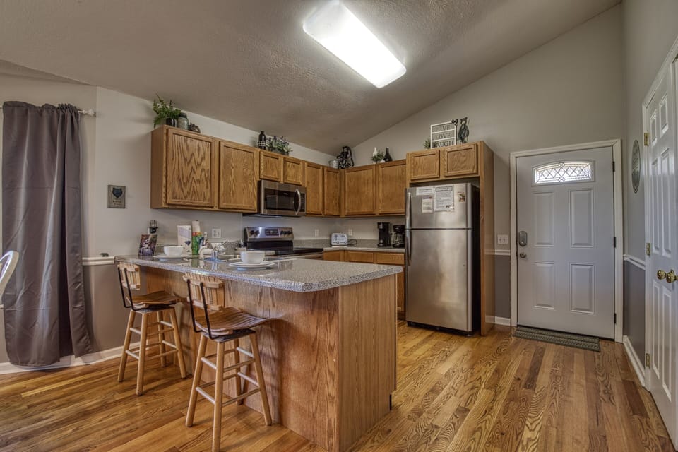 Pigeon Forge Cabin - Inn The Vicinity - Bar top area and fully furnished kitchen